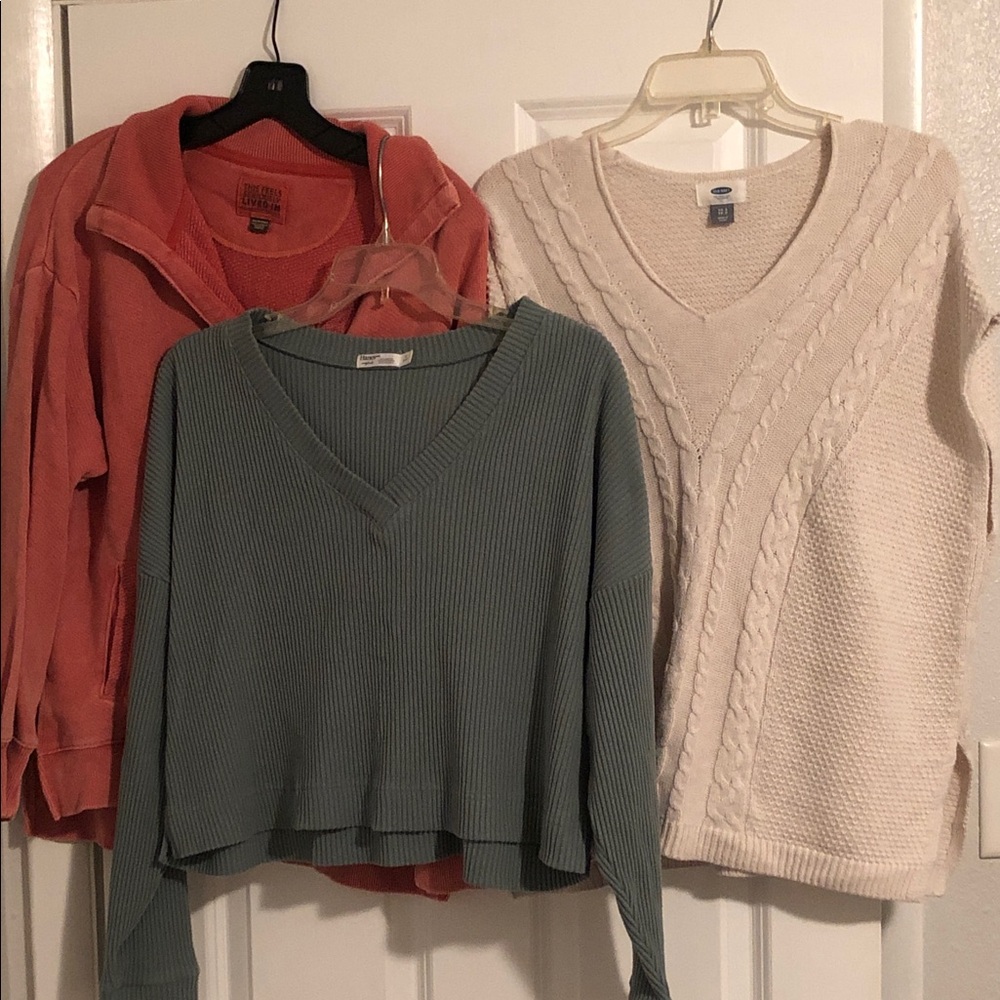 Women’s Cozy V‑Neck Sweater Lot